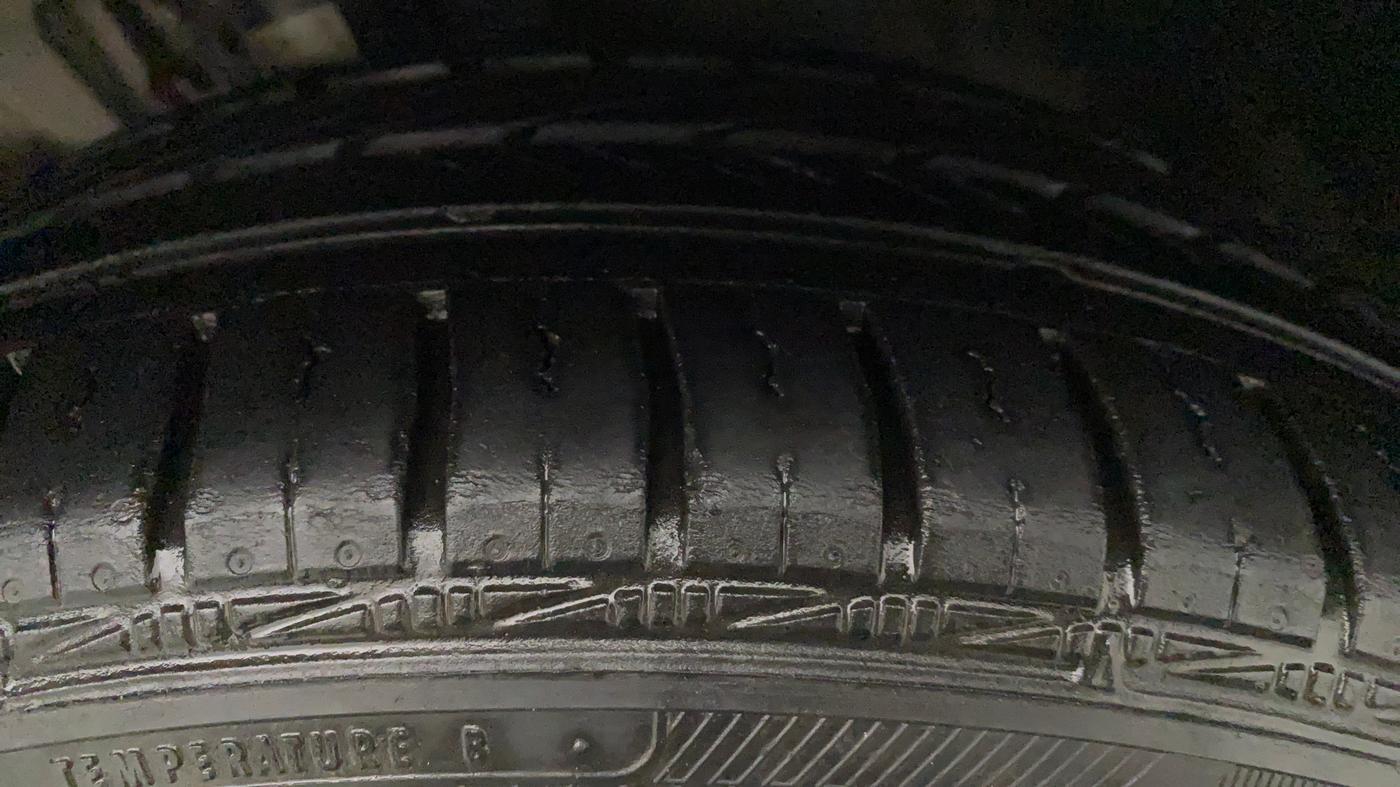2012 Volkswagen Vento HIGHLINE 1.6 MPI, Petrol, Manual, 62,615 km, Left Front Tyre Tread
