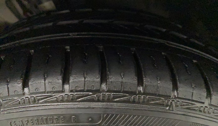 2012 Volkswagen Vento HIGHLINE 1.6 MPI, Petrol, Manual, 62,615 km, Left Front Tyre Tread