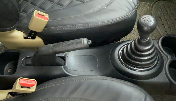 2017 Honda Brio E MT, CNG, Manual, 30,917 km, Gear Lever