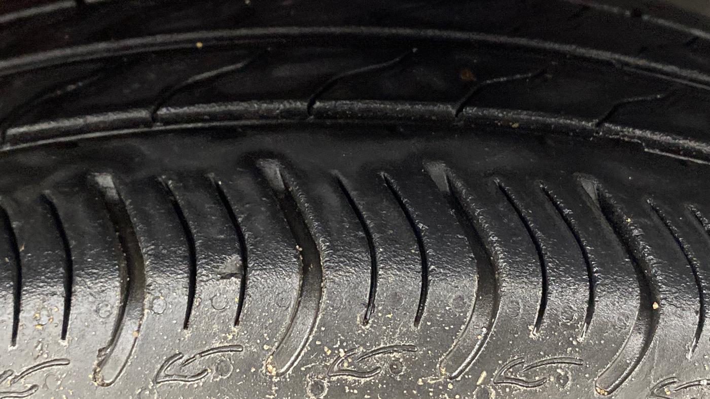 2019 Maruti IGNIS ZETA 1.2 AMT DUAL TONE, Petrol, Automatic, 92,955 km, Right Front Tyre Tread