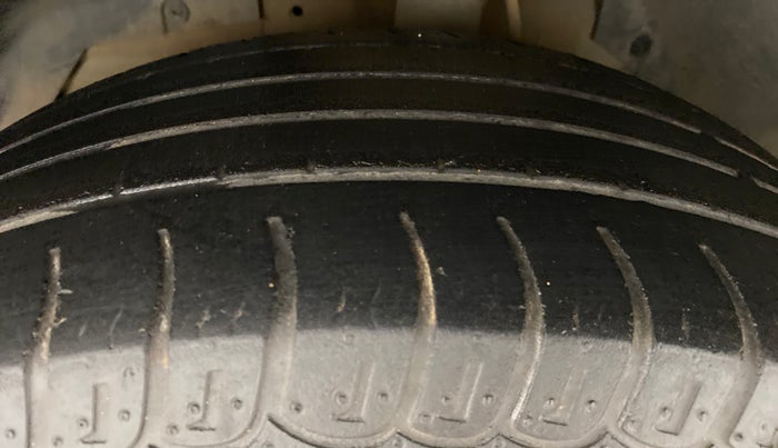 2018 Mahindra XUV500 W9, Diesel, Manual, 42,618 km, Left Front Tyre Tread