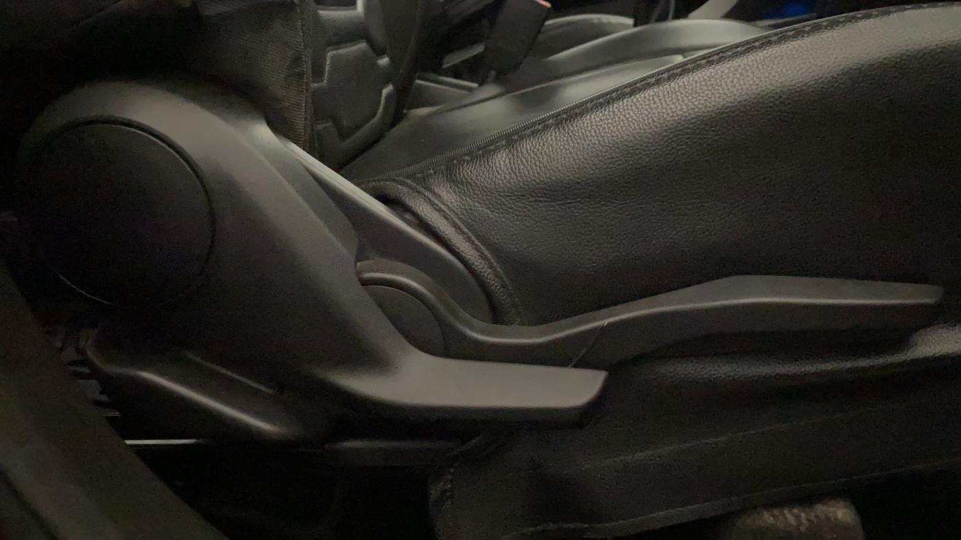 2022 Maruti BREZZA ZXI + SMART HYBRID, Petrol, Manual, 1,23,851 km, Driver Side Adjustment Panel