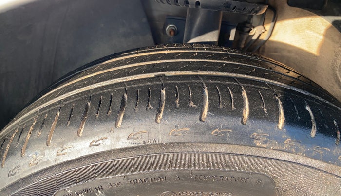 2016 Skoda Rapid 1.5 TDI CR STYLE PLUS AT, Diesel, Automatic, 1,32,232 km, Left Front Tyre Tread