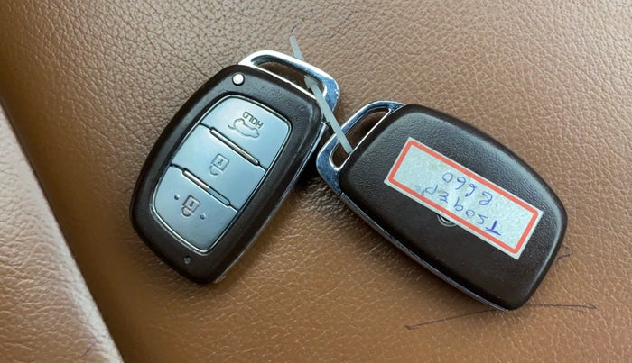 2016 Hyundai Creta SX PLUS AT 1.6 DIESEL, Diesel, Automatic, 1,07,738 km, Key Close Up