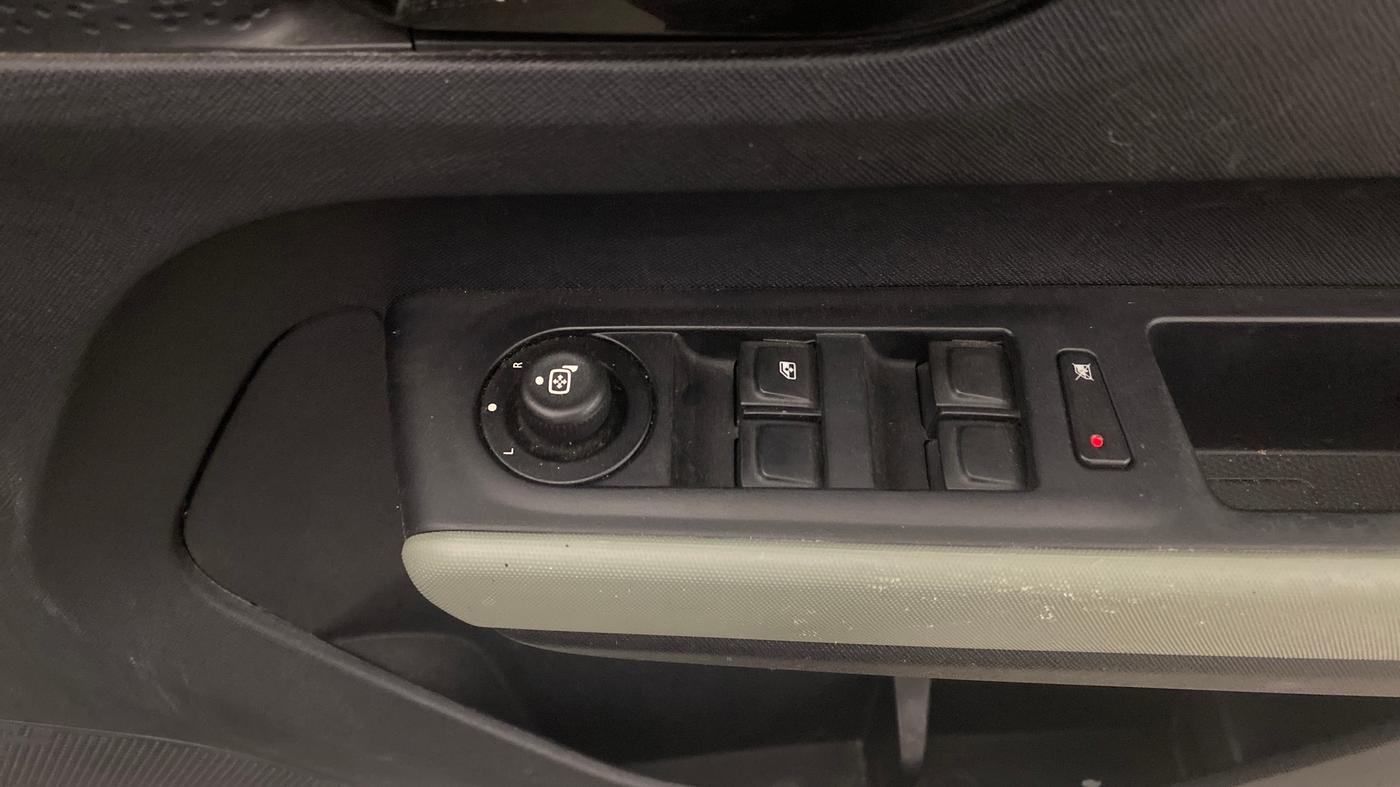 2021 Tata PUNCH ADVENTURE AMT, Petrol, Automatic, 56,452 km, Driver Side Door Panels Control