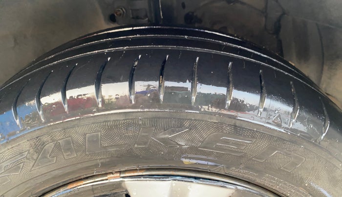 2016 Maruti Ciaz VXI+, Petrol, Manual, 95,901 km, Right Front Tyre Tread