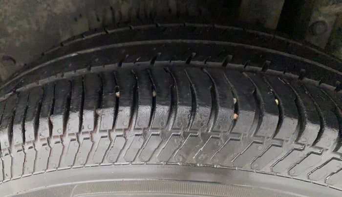 2016 Maruti Swift VXI, Petrol, Manual, 42,808 km, Left Rear Tyre Tread