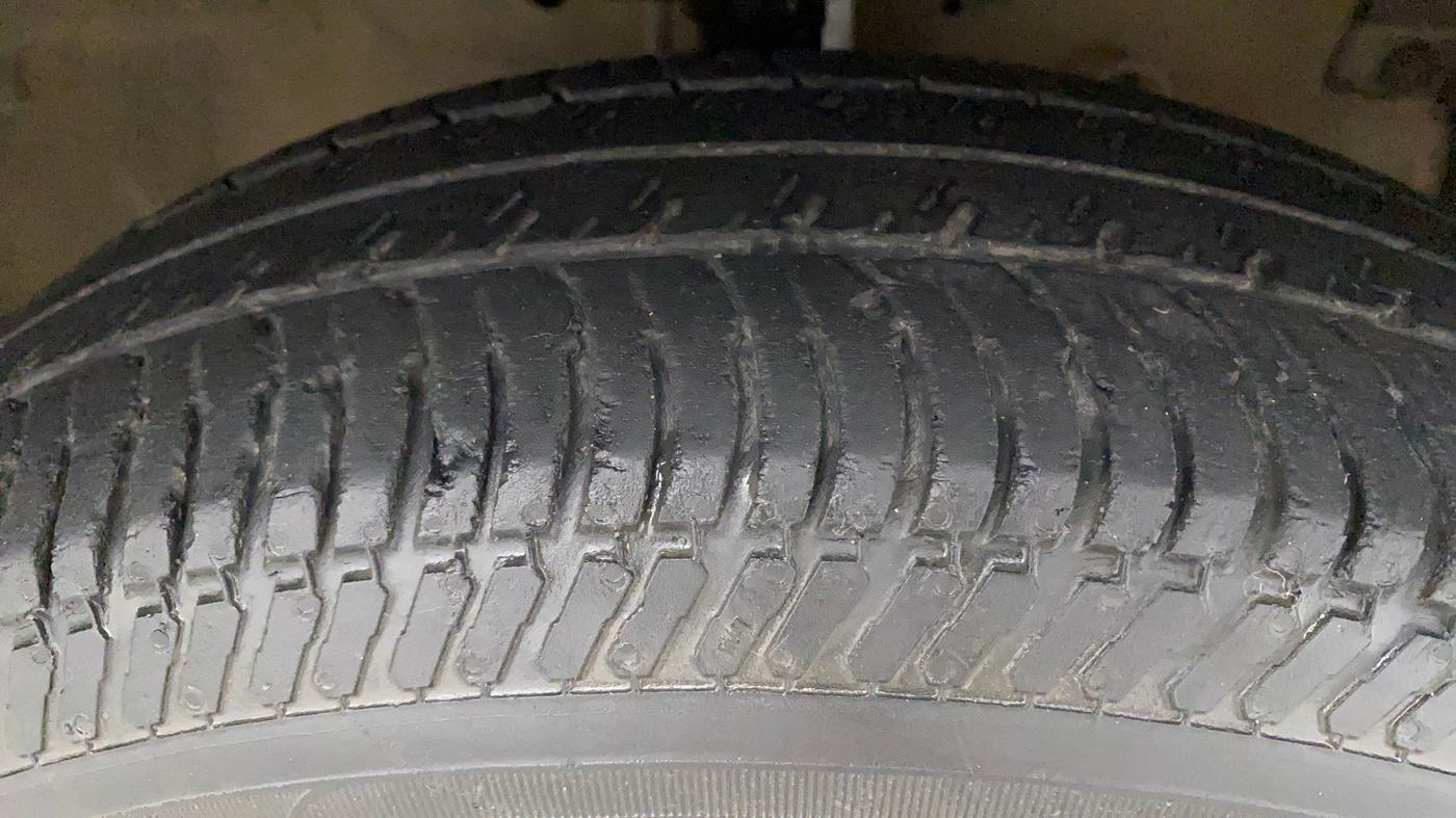 2016 Maruti Swift VXI, Petrol, Manual, 42,808 km, Right Front Tyre Tread