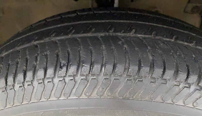 2016 Maruti Swift VXI, Petrol, Manual, 42,808 km, Right Front Tyre Tread