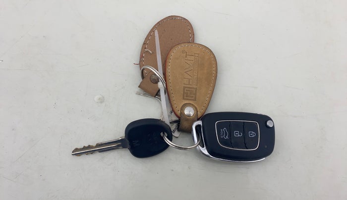 2022 Hyundai AURA S 1.2 CNG, CNG, Manual, 64,107 km, Key Close Up