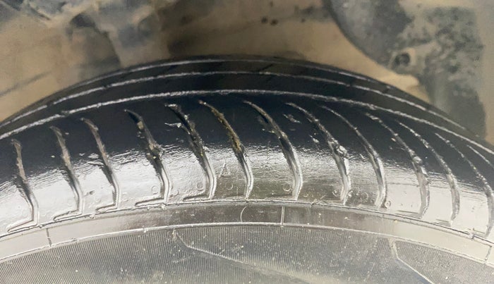 2022 Hyundai AURA S 1.2 CNG, CNG, Manual, 64,107 km, Right Front Tyre Tread