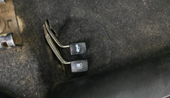 2016 Maruti Wagon R 1.0 VXI AMT, Petrol, Automatic, 58,760 km, Flooring - Dicky opening lever is not working