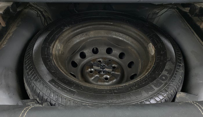 2017 Hyundai Eon ERA +, CNG, Manual, 92,549 km, Dicky (Boot door) - Tool missing