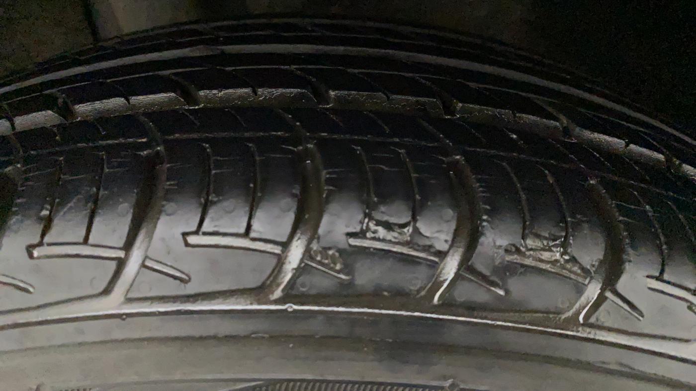 2016 Maruti Baleno DELTA PETROL 1.2, Petrol, Manual, 14,086 km, Right Front Tyre Tread