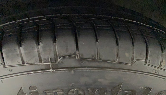 2011 Hyundai i10 SPORTZ 1.2, Petrol, Manual, 31,026 km, Left Front Tyre Tread