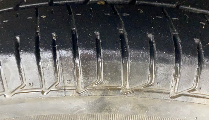 2013 Hyundai i10 SPORTZ 1.2, Petrol, Manual, 1,03,373 km, Left Front Tyre Tread