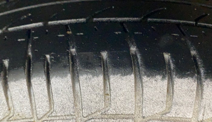 2013 Hyundai i10 SPORTZ 1.2, Petrol, Manual, 1,03,373 km, Right Front Tyre Tread