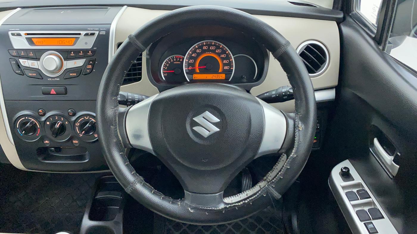 2014 Maruti Wagon R 1.0 VXI, Petrol, Manual, 24,354 km, Steering Wheel Close Up