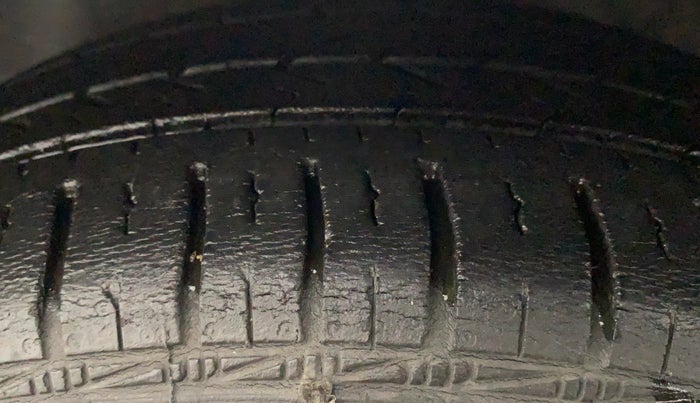 2017 Hyundai Eon MAGNA +, Petrol, Manual, 24,035 km, Left Front Tyre Tread