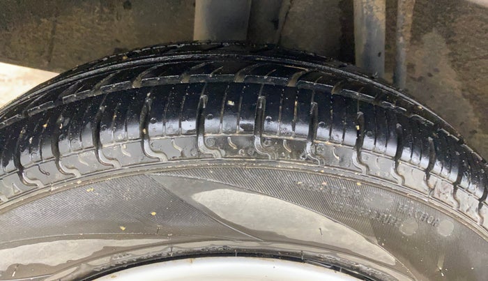 2015 Renault Kwid RXL, CNG, Manual, 49,363 km, Right Rear Tyre Tread