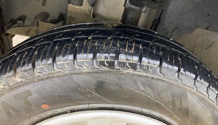 2015 Renault Kwid RXL, CNG, Manual, 49,363 km, Left Front Tyre Tread