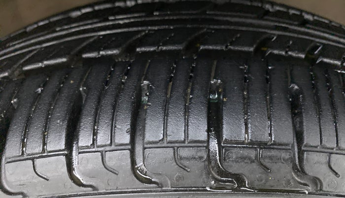 2010 Maruti Wagon R 1.0 VXI, Petrol, Manual, 66,835 km, Right Front Tyre Tread
