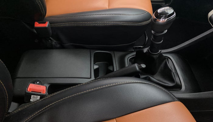 2019 Renault TRIBER 1.0 RXT, Petrol, Manual, 38,946 km, Gear Lever