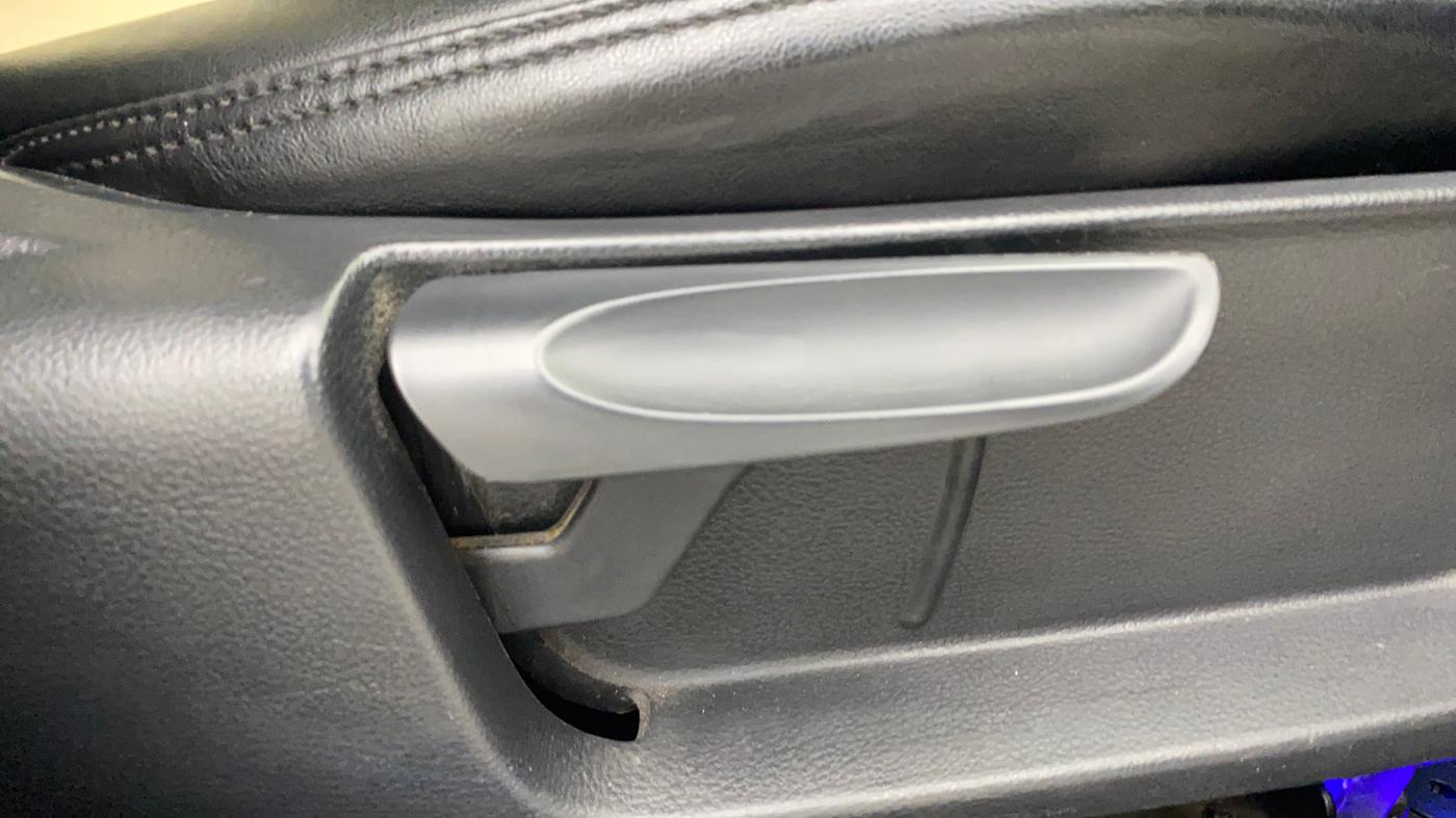 2015 Volkswagen Polo COMFORTLINE 1.5L, Diesel, Manual, 83,146 km, Driver Side Adjustment Panel