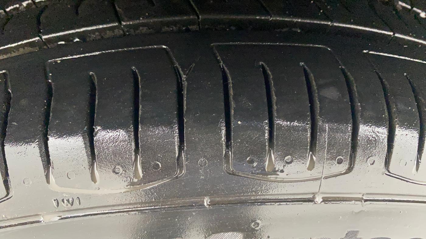 2015 Volkswagen Polo COMFORTLINE 1.5L, Diesel, Manual, 83,146 km, Left Front Tyre Tread