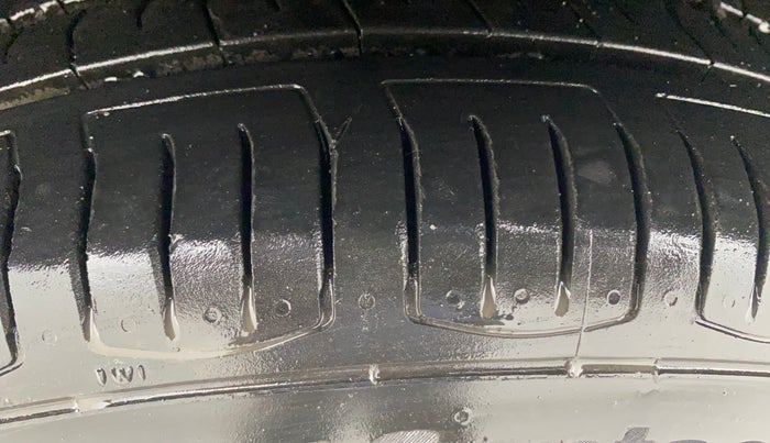 2015 Volkswagen Polo COMFORTLINE 1.5L, Diesel, Manual, 83,063 km, Left Front Tyre Tread