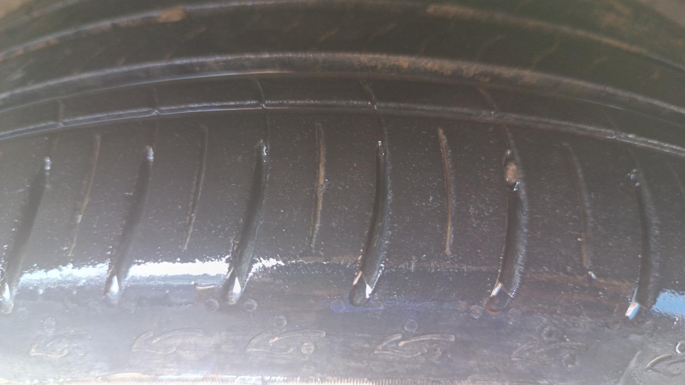 2015 Volkswagen Polo HIGHLINE1.2L, Petrol, Manual, 74,520 km, Right Front Tyre Tread