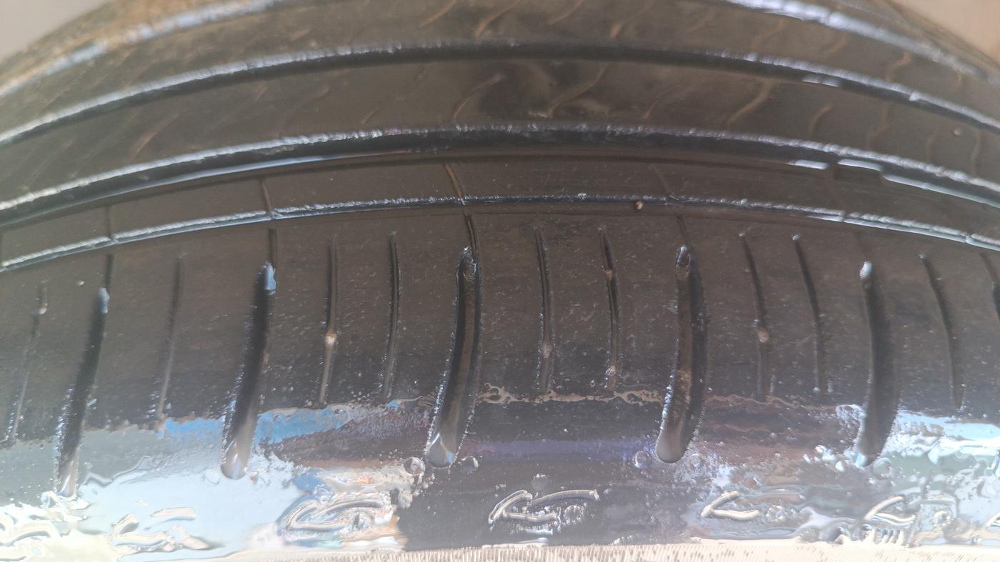 2015 Volkswagen Polo HIGHLINE1.2L, Petrol, Manual, 74,520 km, Left Front Tyre Tread