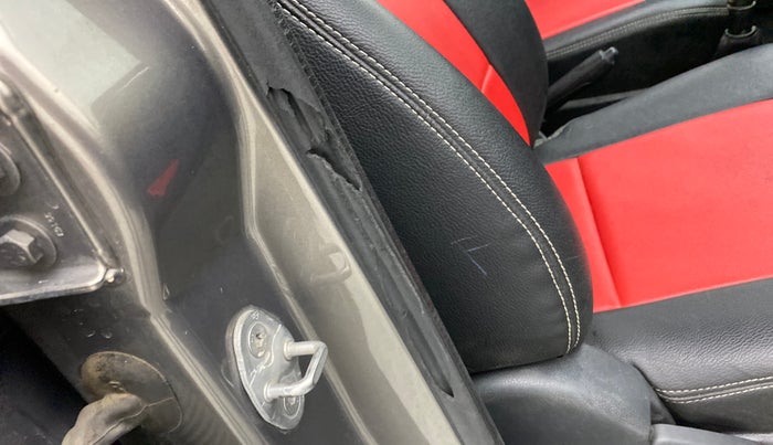 2016 Renault Kwid RXT 0.8 (O), Petrol, Manual, 42,203 km, Driver-side door - Beading has minor damage
