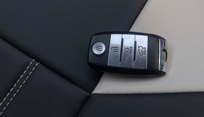 2020 KIA SONET HTX 1.0 IMT, Petrol, Manual, 1,41,797 km, Key Close Up