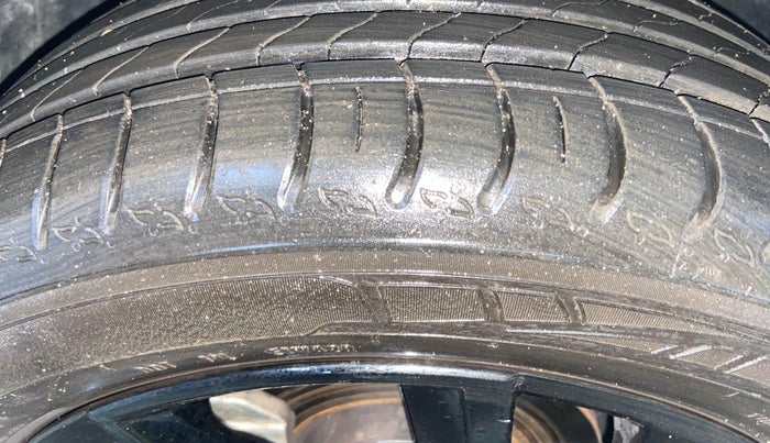 2025 Skoda KUSHAQ Sportline 1.0L TSI AT, Petrol, Automatic, 6,830 km, Left Front Tyre Tread