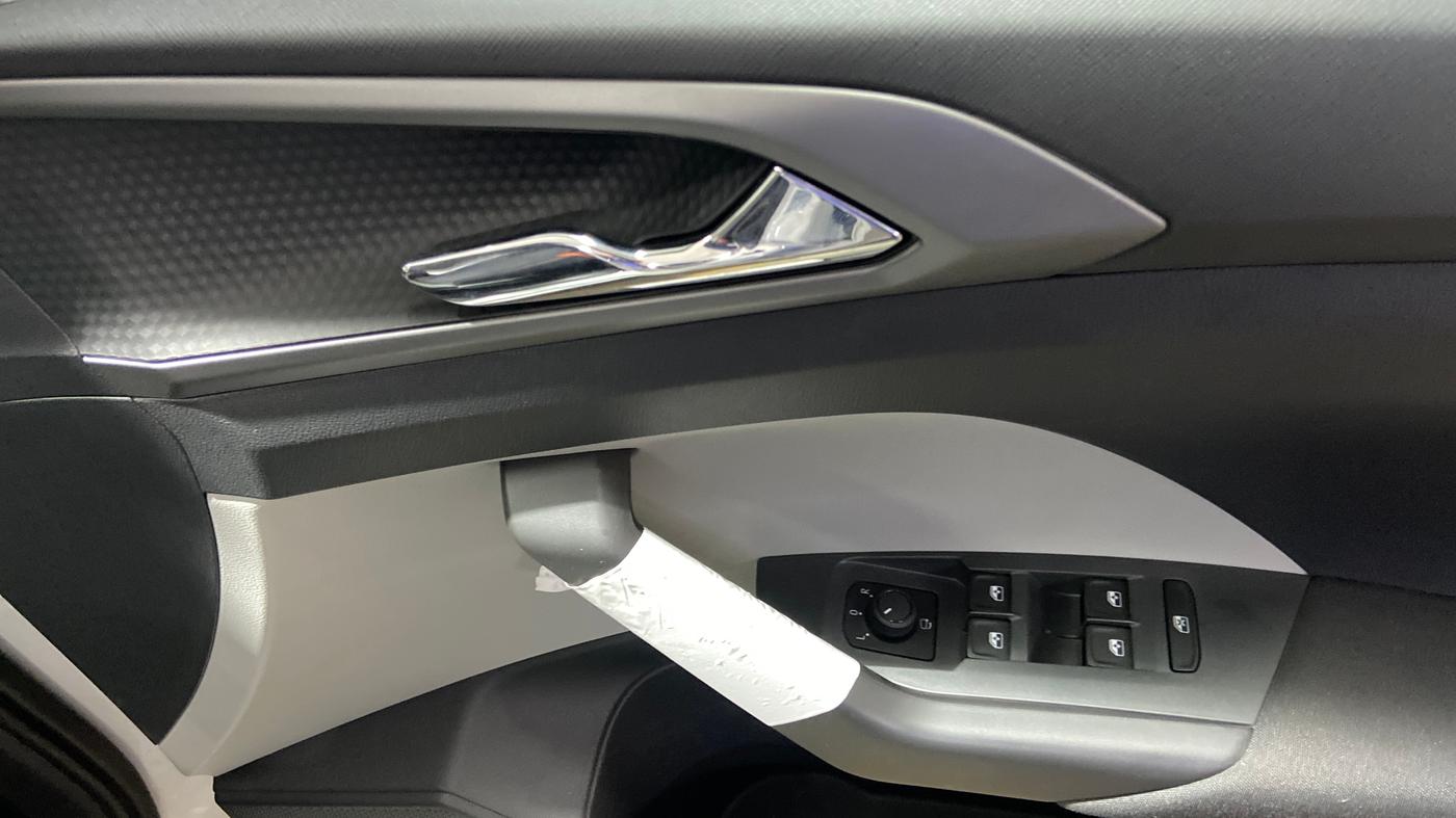 2025 Skoda KUSHAQ Sportline 1.0L TSI AT, Petrol, Automatic, 6,830 km, Driver Side Door Panels Control