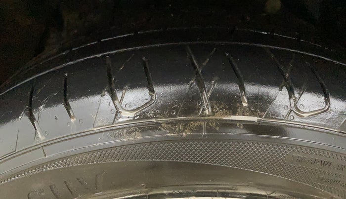 2020 Mahindra XUV300 W8 (O) 1.2 PETROL, Petrol, Manual, 1,04,286 km, Left Front Tyre Tread