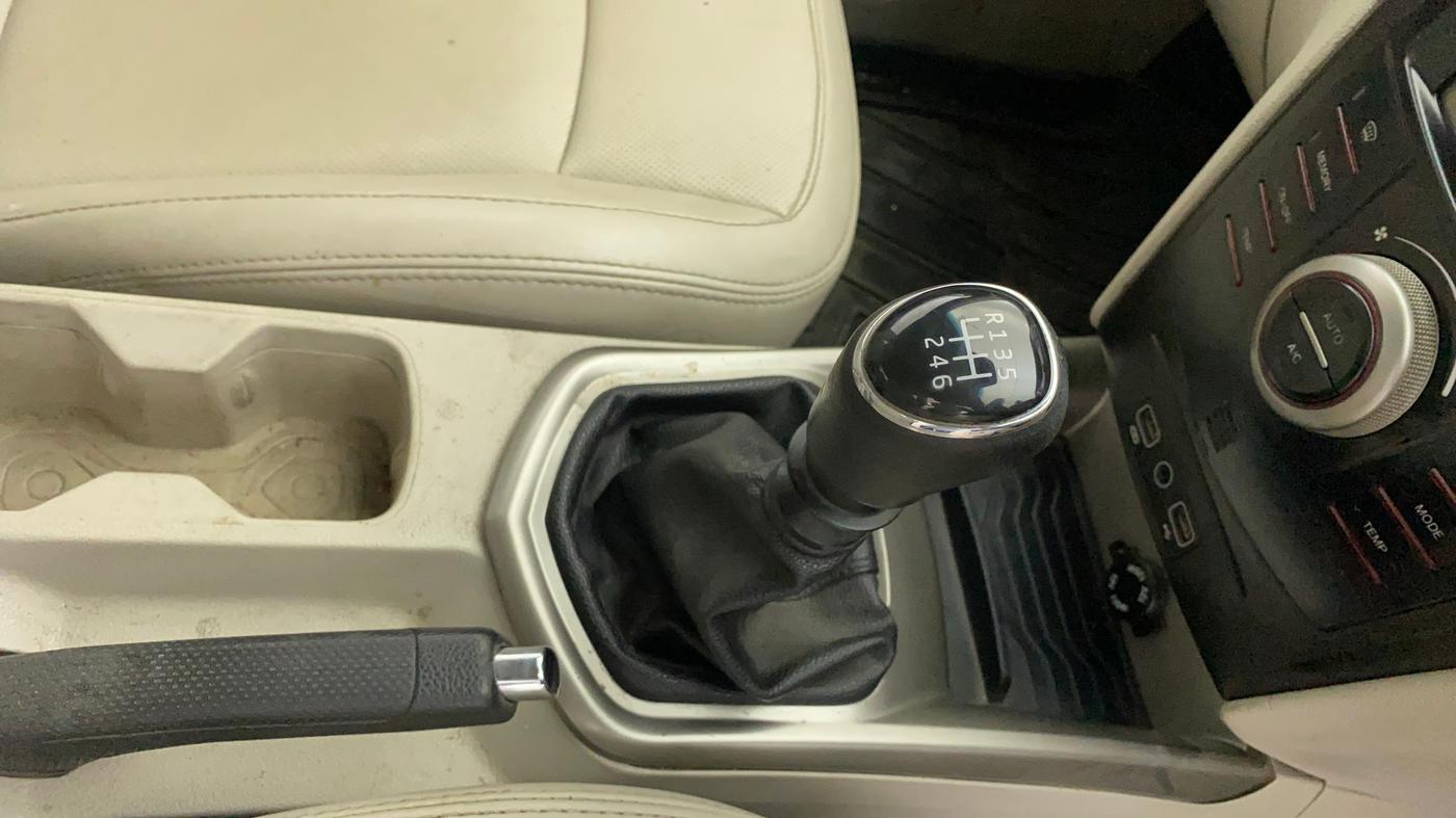 2020 Mahindra XUV300 W8 (O) 1.2 PETROL, Petrol, Manual, 1,04,286 km, Gear Lever