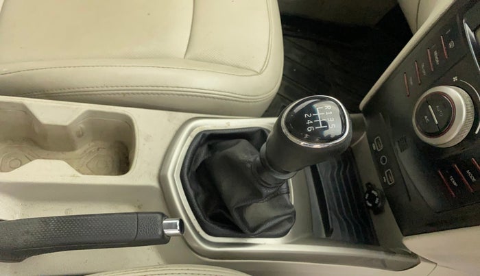 2020 Mahindra XUV300 W8 (O) 1.2 PETROL, Petrol, Manual, 1,04,286 km, Gear Lever