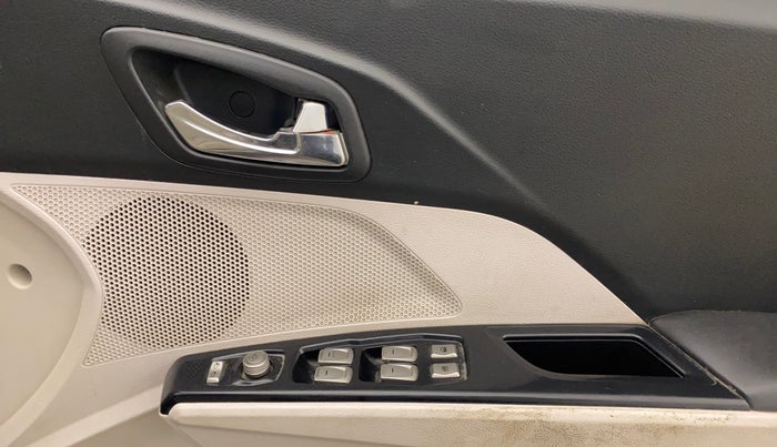 2020 Mahindra XUV300 W8 (O) 1.2 PETROL, Petrol, Manual, 1,04,286 km, Driver Side Door Panels Control