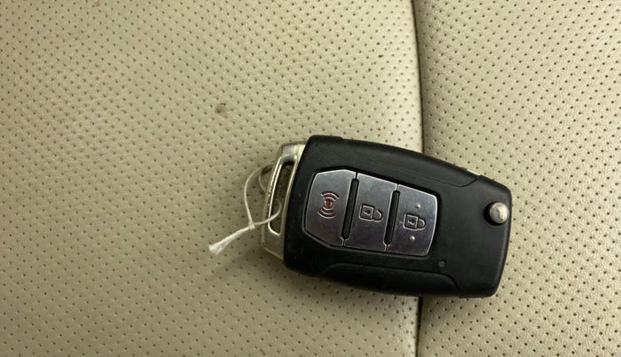 2020 Mahindra XUV300 W8 (O) 1.2 PETROL, Petrol, Manual, 1,04,286 km, Key Close Up