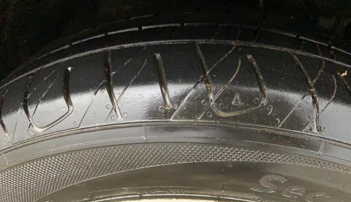 2020 Mahindra XUV300 W8 (O) 1.2 PETROL, Petrol, Manual, 1,04,286 km, Right Front Tyre Tread