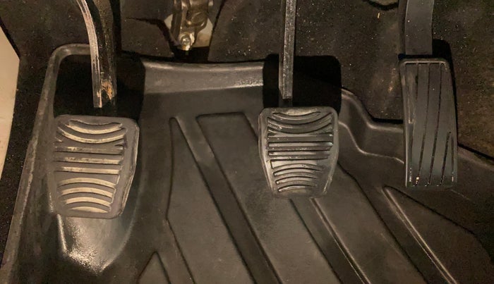 2020 Mahindra XUV300 W8 (O) 1.2 PETROL, Petrol, Manual, 1,04,286 km, Pedals