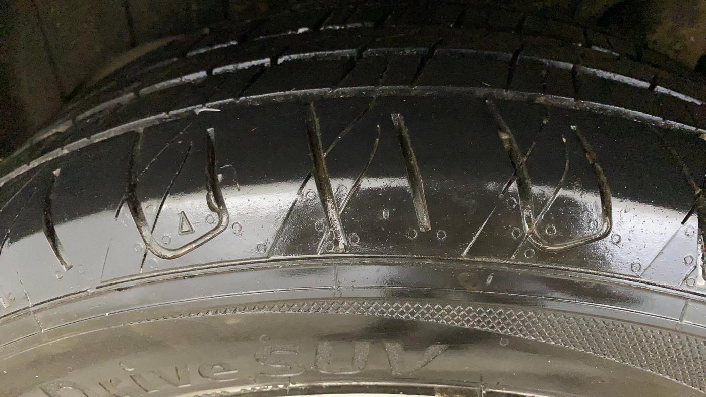 2020 Mahindra XUV300 W8 (O) 1.2 PETROL, Petrol, Manual, 1,04,286 km, Right Rear Tyre Tread