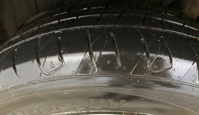 2020 Mahindra XUV300 W8 (O) 1.2 PETROL, Petrol, Manual, 1,04,286 km, Right Rear Tyre Tread