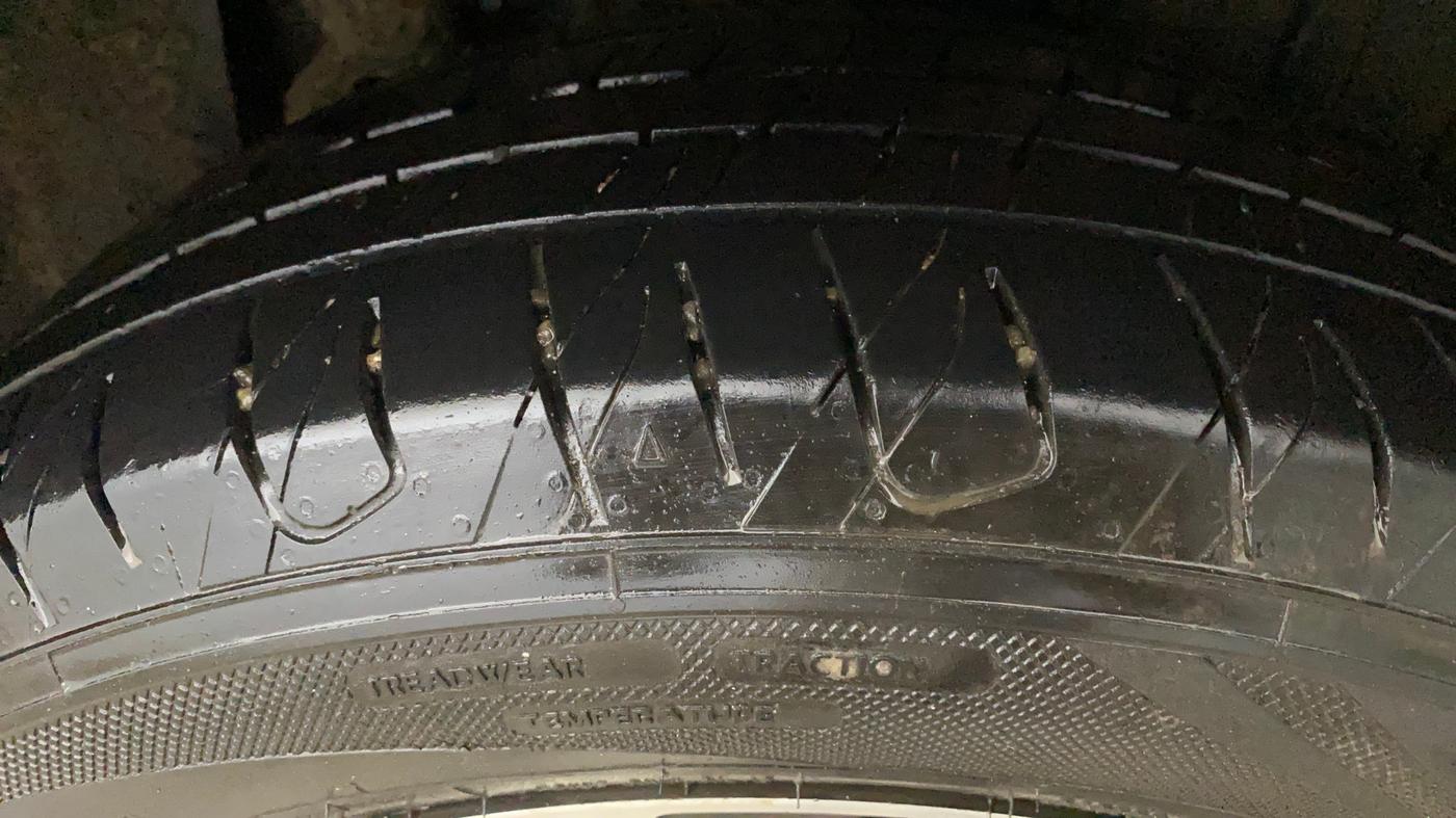 2020 Mahindra XUV300 W8 (O) 1.2 PETROL, Petrol, Manual, 1,04,286 km, Left Rear Tyre Tread