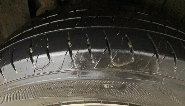 2020 Mahindra XUV300 W8 (O) 1.2 PETROL, Petrol, Manual, 1,04,286 km, Left Rear Tyre Tread