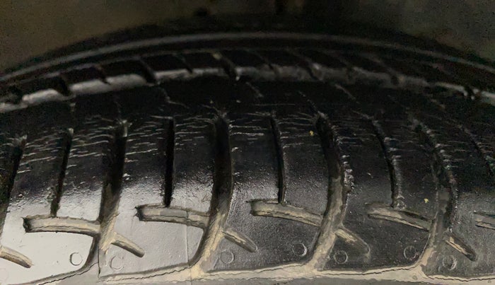 2016 Maruti Baleno DELTA PETROL 1.2, Petrol, Manual, 44,793 km, Right Front Tyre Tread