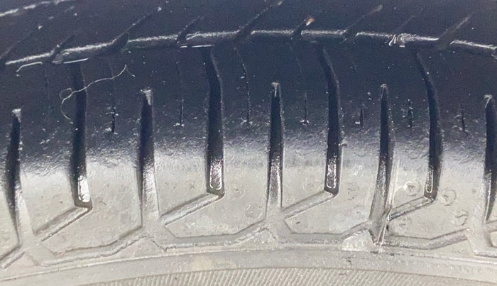 2015 Maruti Alto 800 LXI, Petrol, Manual, 47,936 km, Left Front Tyre Tread