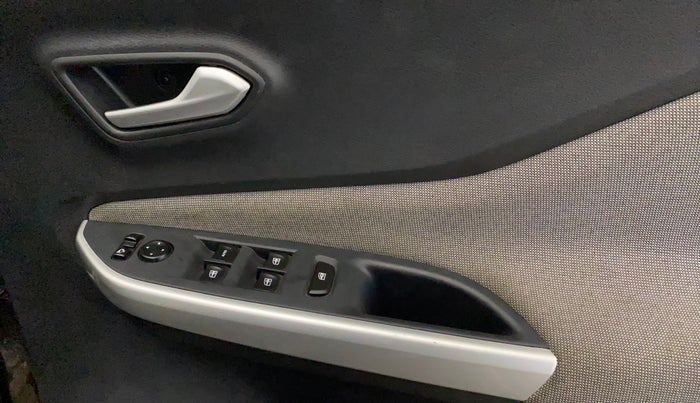 2022 Nissan MAGNITE XV MT, CNG, Manual, 48,885 km, Driver Side Door Panels Control